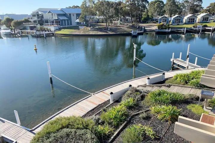 The View - Captains Cove Waterfront Resort ペインズヴィル エクステリア 写真