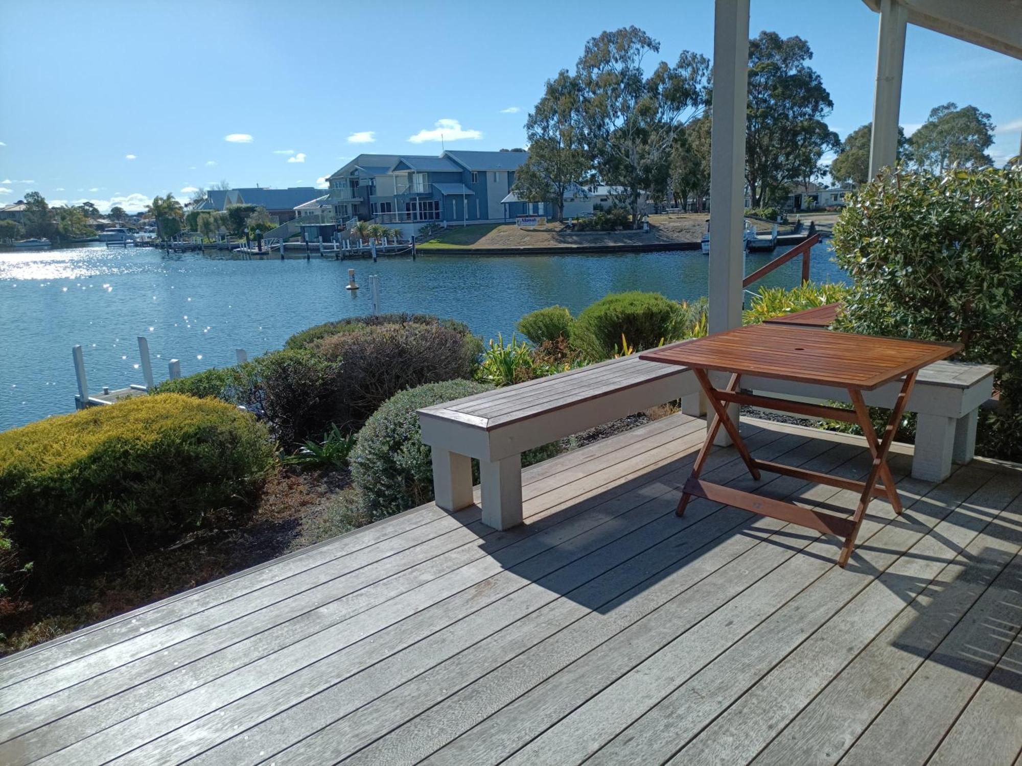 The View - Captains Cove Waterfront Resort ペインズヴィル エクステリア 写真