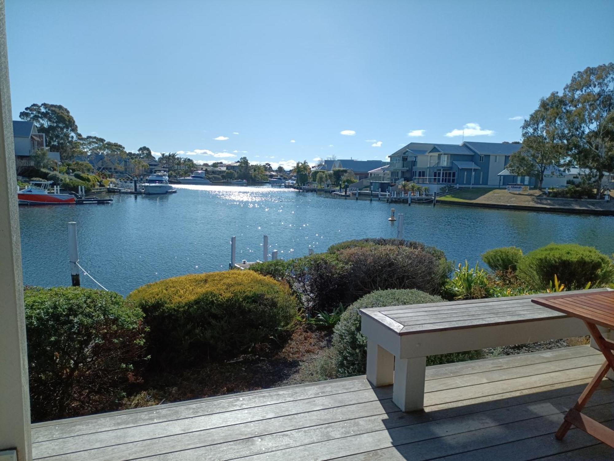 The View - Captains Cove Waterfront Resort ペインズヴィル エクステリア 写真